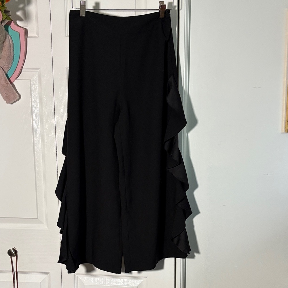 Miss Selfridge wide leg cropped ruffled pant. Size 4